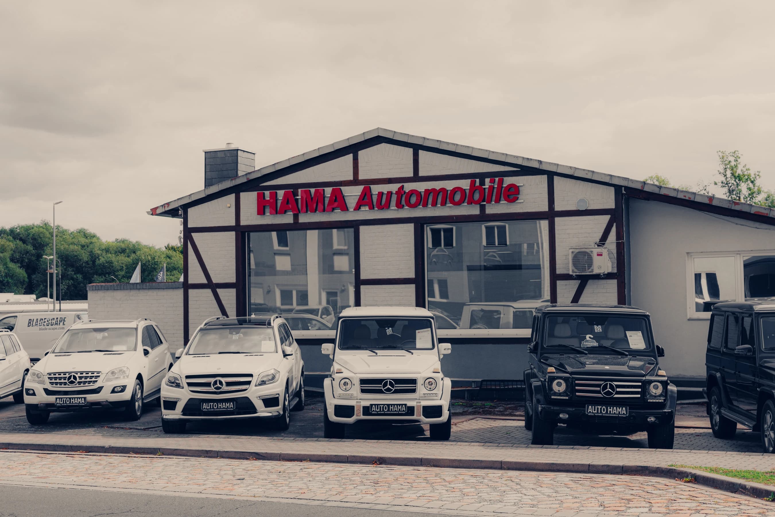 Ausstellungshalle von HAMA Automobile in Weferlingen mit Fahrzeugen davor